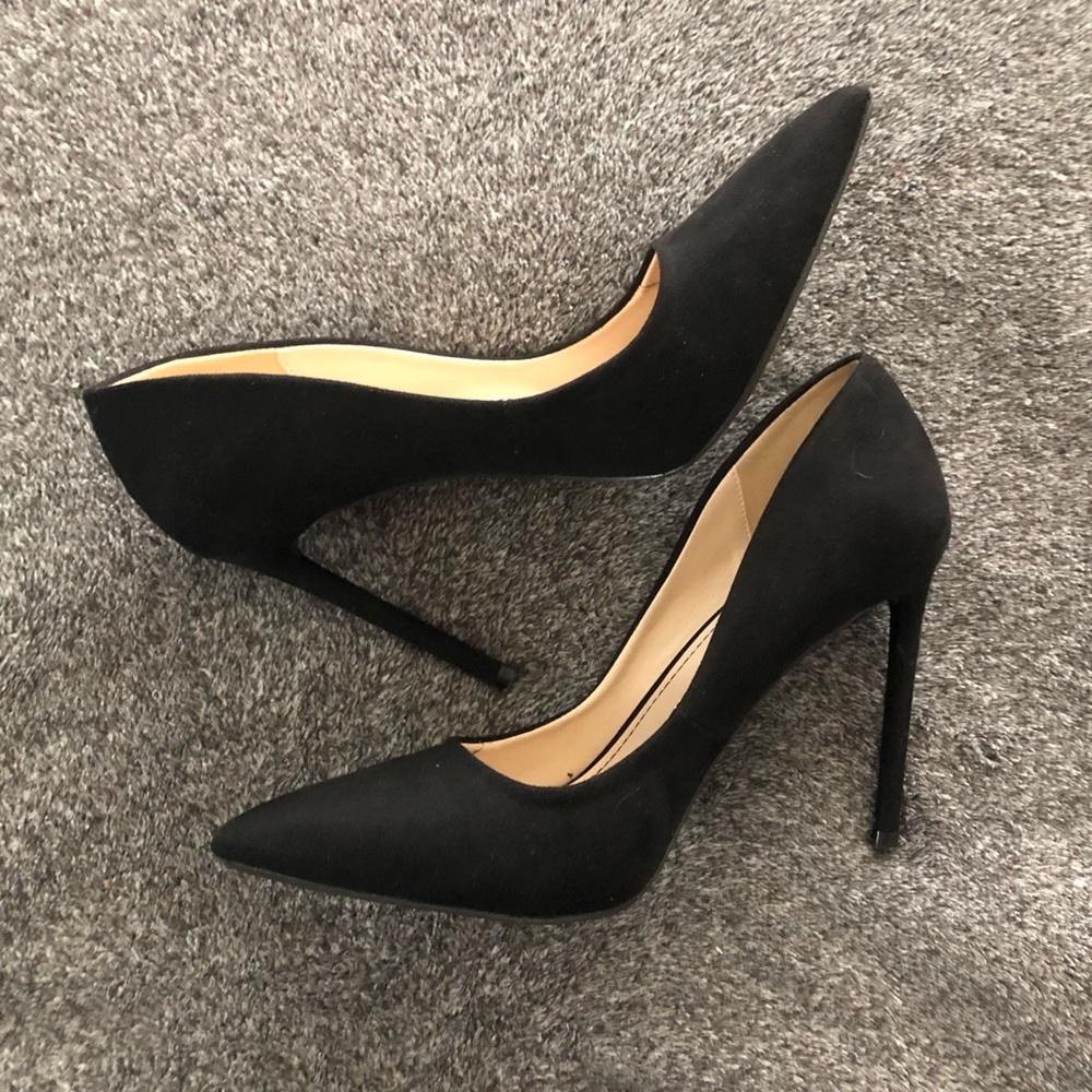 Rogue Helium Black Pumps